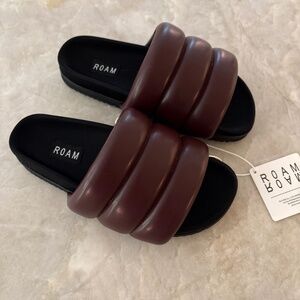 ROAM, the puffy, size 7 Berry